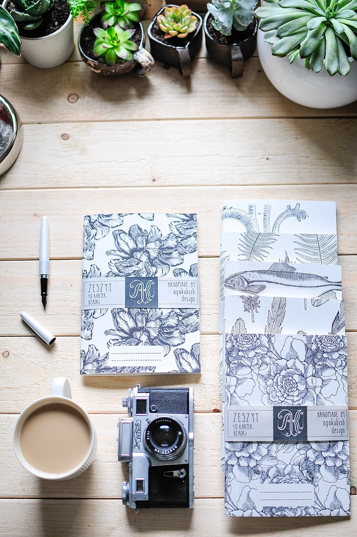 Designerskie zeszyty i notesy w kwiatach na biurku