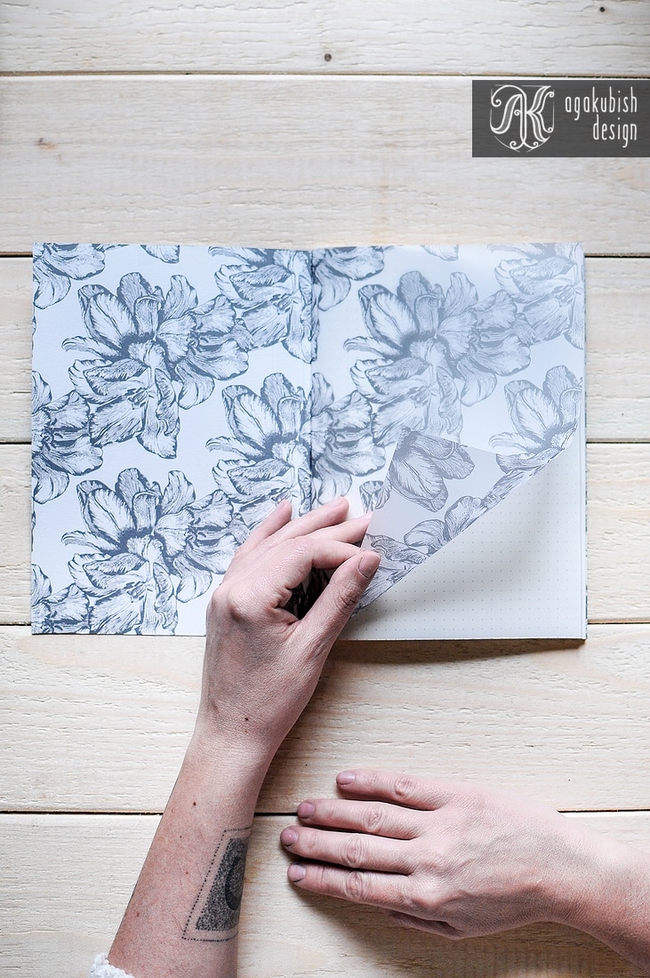 Wnętrze z kalką zeszytu w tulipany ręcznie robionego z ręką z tatuażem